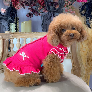 トイプードルがカシミヤ混フリルワンピースチェリーピンクを着用。