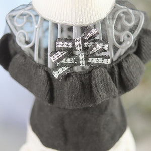 カシミヤ混のブラックニットにホワイトチュールヨークとリボンをあしらった小型犬用ワンピース｜裾にパール装飾付き｜KALINA 犬服