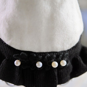 カシミヤ混のホワイトニットにブラックチュールヨークとリボンをあしらった小型犬用ワンピース｜ウエストにパール装飾付き｜KALINA ドッグウェア