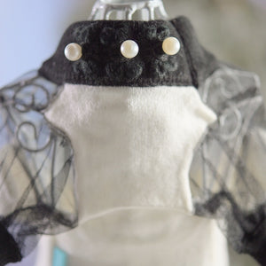 カシミヤ混のホワイトニットにブラックチュールヨークとリボンをあしらった小型犬用ワンピース｜ウエストにパール装飾付き｜KALINA ドッグウェア