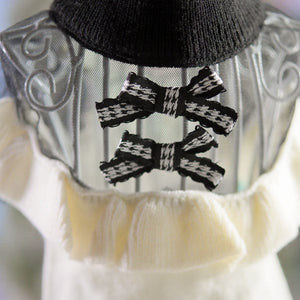 カシミヤ混のホワイトニットにブラックチュールヨークとリボンをあしらった小型犬用ワンピース｜ウエストにパール装飾付き｜KALINA ドッグウェア