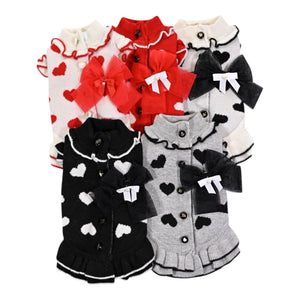 ハート柄ニットワンピースのカラーは５色。やさしい配色でバレンタインにもぴったりな犬服の後ろ身