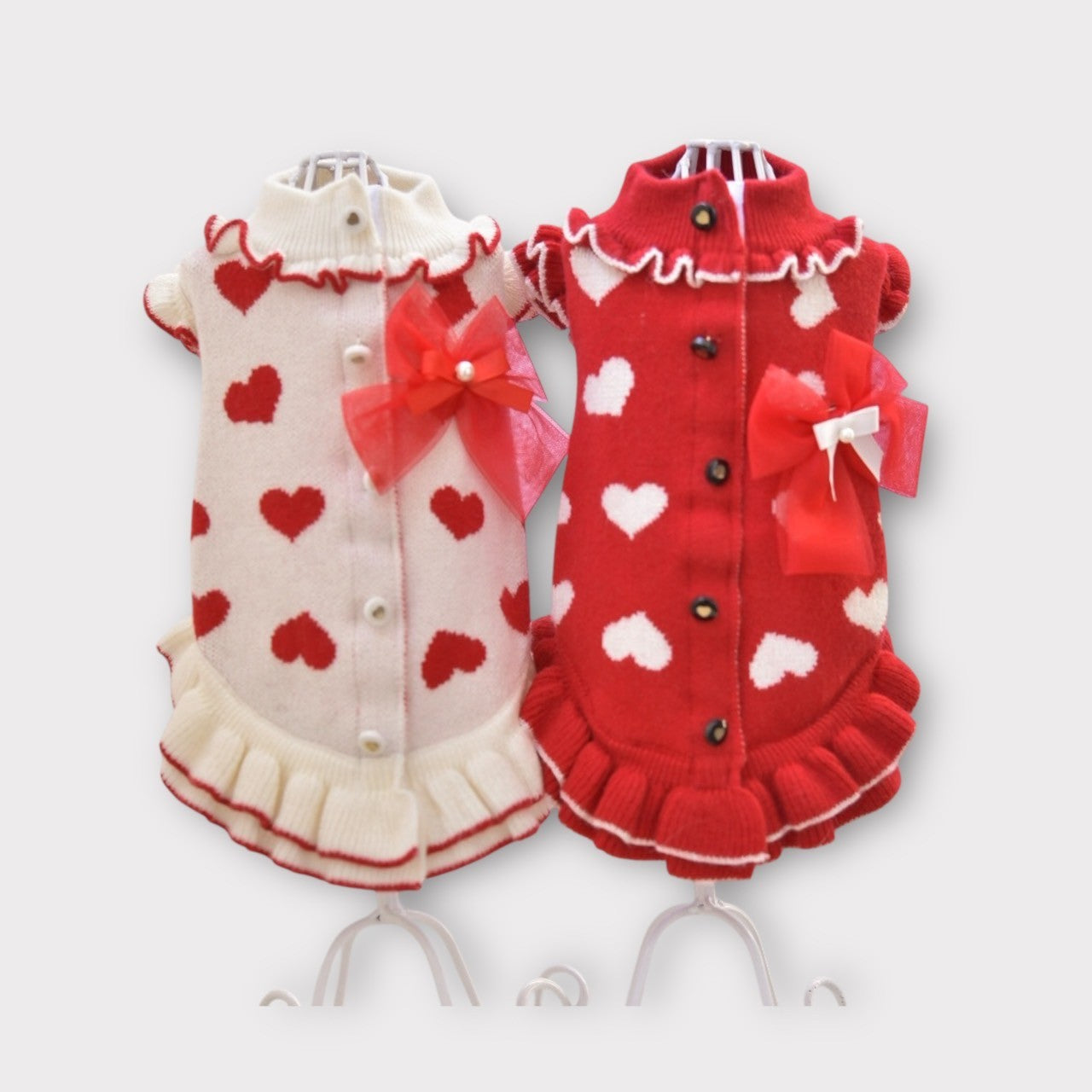 ハート柄ニットワンピース。白×赤、赤×白の逆配色もバレンタインにぴったりな犬服、後ろ身