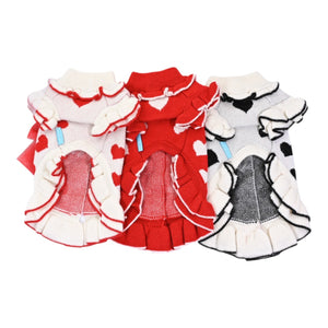 ハート柄ニットワンピース。白×赤、赤×白、新色白×黒はバレンタインにぴったりな犬服、前身は首元にハートを配置