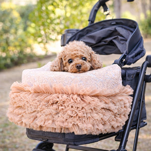 KALINA レースチュールフリルカートカバー ベージュ トイプードル乗車イメージ