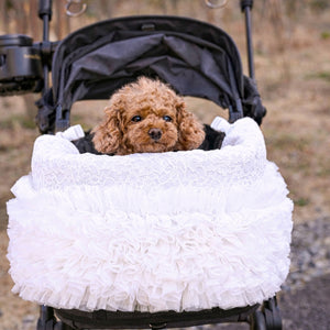 KALINA レースチュールフリルカートカバー ホワイト トイプードル乗車イメージ