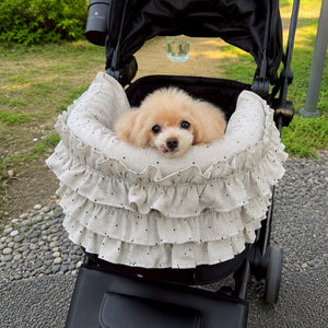 リネンドットフリルカートカバーにあごをのせるトイプードル「おーちゃん」。たっぷりのフリルと小さなドット柄が上品な、ナチュラルテイストのカートカバー。中にキルティングが入っているのであごのせしやすい。
