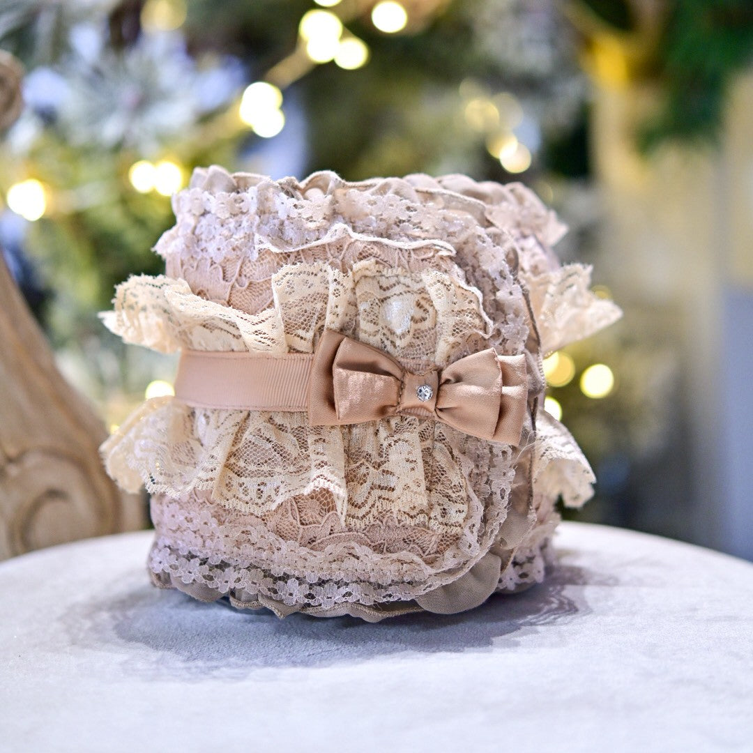 ベージュのマナーベルトのレースとサテンリボンのディテール。繊細で高級感のある仕上がり。