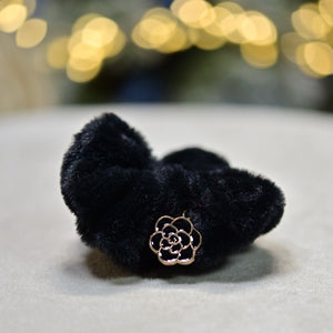 フェイクファー素材の黒い無地おめかしシュシュ｜KALINA 犬用アクセサリー