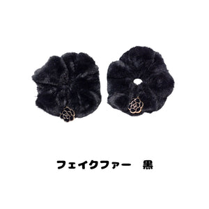 フェイクファー素材の黒い無地おめかしシュシュ｜KALINA 犬用アクセサリー