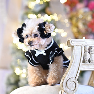 フェイクファー素材の黒い無地おめかしシュシュを耳につけた小型犬｜KALINA 犬用アクセサリー