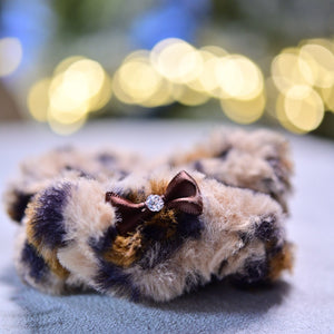 ヒョウ柄フェイクファー素材のベージュ系おめかしシュシュ｜KALINA ドッグウェアアクセサリー