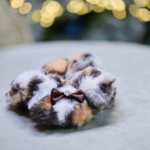 ヒョウ柄フェイクファー素材のアイボリー系おめかしシュシュ｜KALINA 犬用アクセサリー