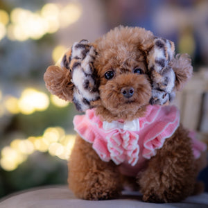 ヒョウ柄フェイクファー素材のアイボリー系おめかしシュシュをつけた小型犬｜KALINA 犬用アクセサリー