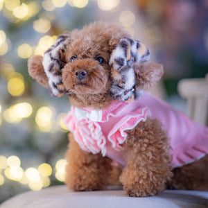 ョウ柄フェイクファー素材のアイボリー系おめかしシュシュを耳につけたトイプードル｜KALINA ドッグウェアアクセサリー