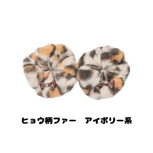 ヒョウ柄フェイクファー素材のアイボリー系おめかしシュシュ｜KALINA 犬用アクセサリー