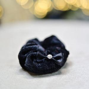 ベルベット素材の黒いおめかしシュシュ｜KALINA ペットファッション