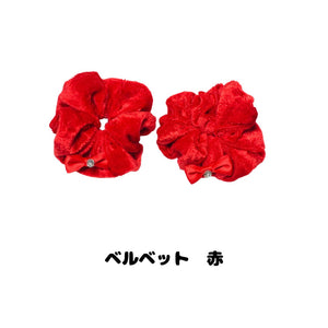 ベルベット素材の赤いおめかしシュシュ｜KALINA 犬用アクセサリー