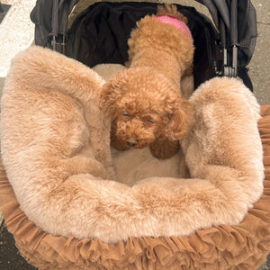 フェイクファーチュールカートカバーと同素材で揃えられるカート用インナーマット。カラーはミルクティー（ベージュ系）。ふわふわ。トイプードル。