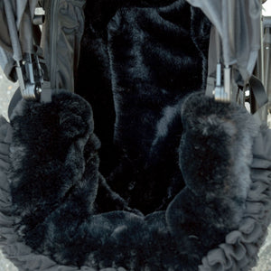 フェイクファーチュールカートカバーと同素材で揃えられるカート用インナーマット。カラーは黒。