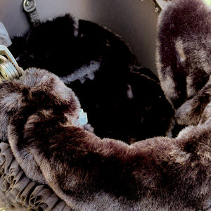 フェイクファーチュールカートカバーと同素材で揃えられるカート用インナーマット。カラーは黒。