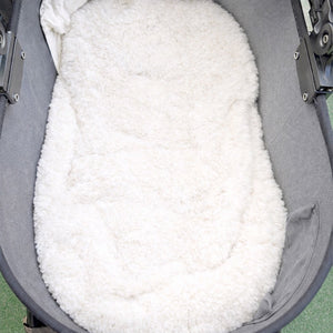 フェイクファーチュールカートカバーと同素材で揃えられるカート用インナーマット。カラーはホットミルク。AIR BUGGY DOME3 レギュラーサイズ取付例。