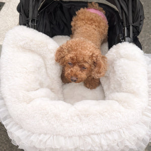 フェイクファーチュールカートカバーと同素材で揃えられるカート用インナーマット。カラーはホットミルク（白系）。ふわふわ。トイプードル。