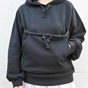 犬用ポケット付きパーカー ケイティパーカー 黒 着用イメージ オーバーサイズ
