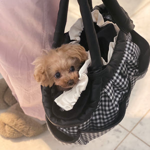 黒フリルのバッグから顔を出すトイプードルの写真。やわらかいふわもこバッグインバッグが入っている様子。